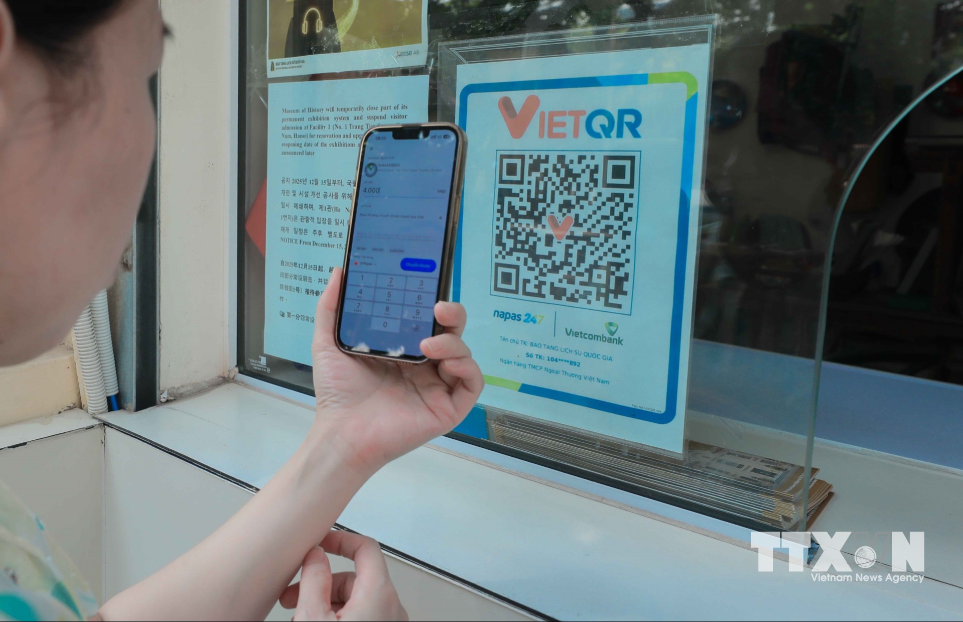 Thanh toán không dùng tiền mặt được áp dụng tại quầy bán vé giúp du khách giao dịch nhanh chóng, thuận tiện, góp phần nâng cao chất lượng phục vụ và thúc đẩy chuyển đổi số. (Ảnh: Phan Phương/TTXVN)